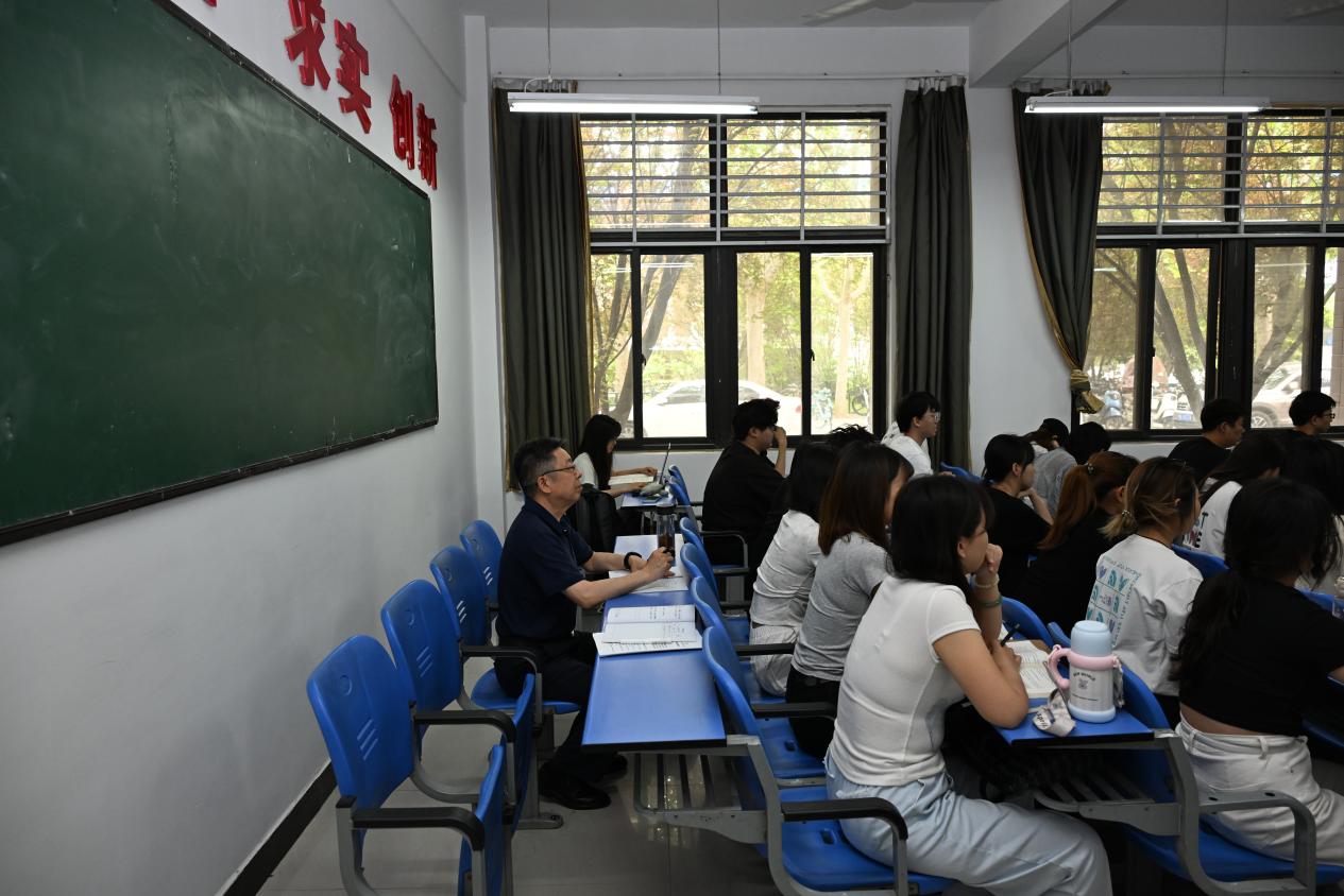 校党委书记深入一线课堂听评思政课