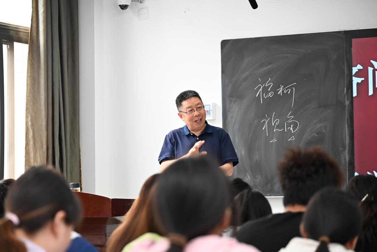校党委书记马治军深入课堂讲授思政课