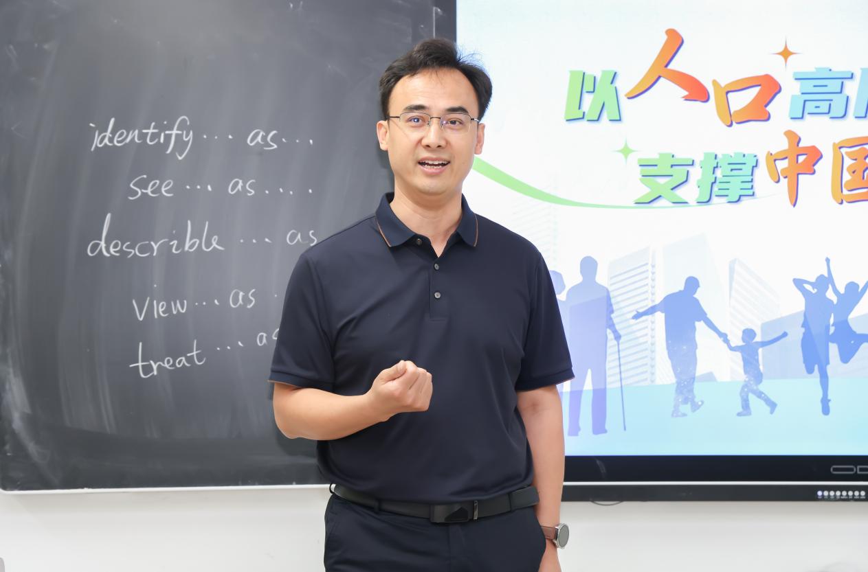 校监事会主席张彪为大三学生讲授思政课